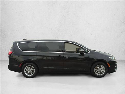Used 2023 Chrysler Pacifica Touring-L FWD image 4