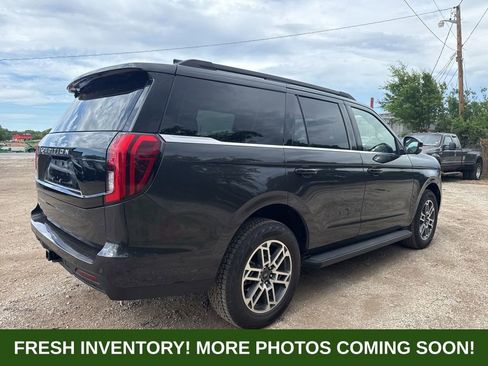 Used 2025 Ford Expedition Active AWD/4WD image 2