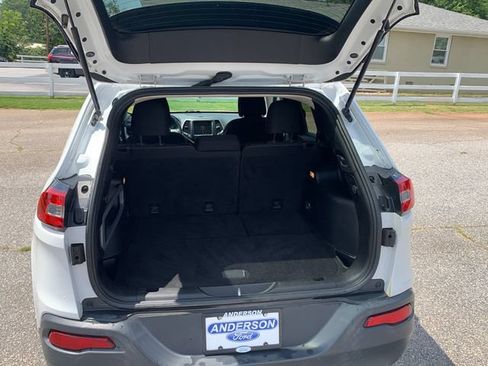 Used 2016 Jeep Cherokee Latitude FWD image 8