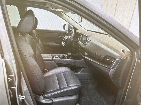 Used 2023 Nissan Rogue SV w/ SV Premium Package image 8