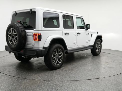 Used 2025 Jeep Wrangler Sahara image 9