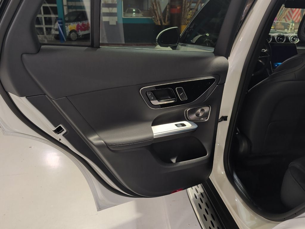 Used 2025 Mercedes-Benz GLC 300 4MATIC image 14