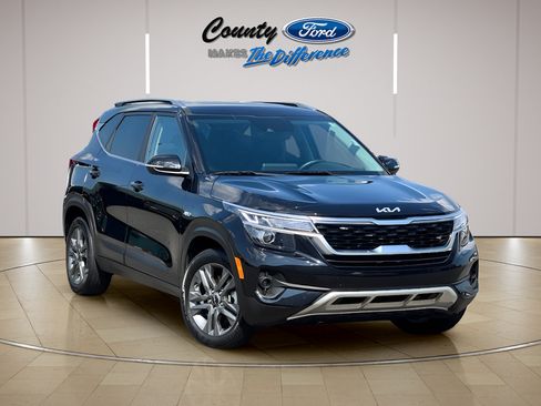 Used 2023 Kia Seltos S AWD/4WD image 1