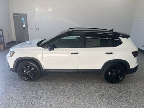 New 2026 Volkswagen Taos SE AWD/4WD image 2