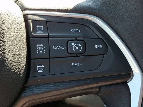 Certified 2023 Jeep Grand Cherokee Altitude image 23