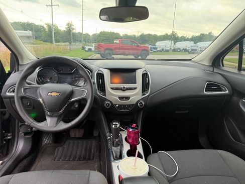 Used 2017 Chevrolet Cruze LS FWD image 5