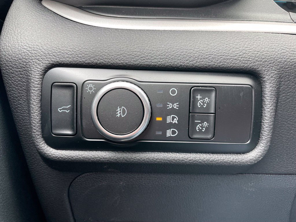 Used 2024 Ford Explorer XLT w/ Equipment Group 202A AWD/4WD image 39
