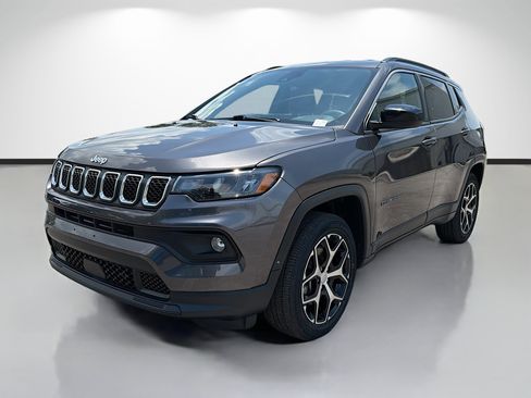 Used 2024 Jeep Compass Latitude AWD/4WD image 7