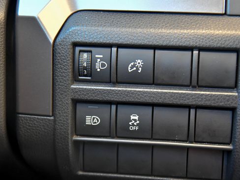 Used 2024 Toyota Tacoma SR5 AWD/4WD image 33
