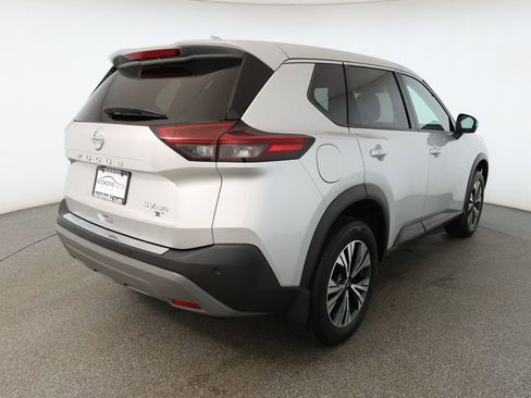 Used 2021 Nissan Rogue SV image 4