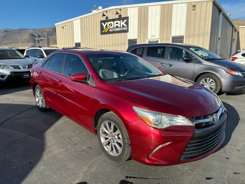 Used 2015 Toyota Camry XLE w/ Moonroof Package FWD image 1