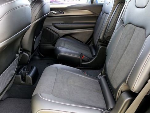 New 2025 Jeep Grand Cherokee L Laredo image 18