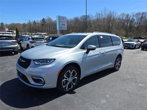 New 2026 Chrysler Pacifica Pinnacle image 8