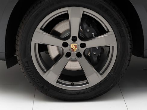 Certified 2025 Porsche Macan AWD/4WD image 11