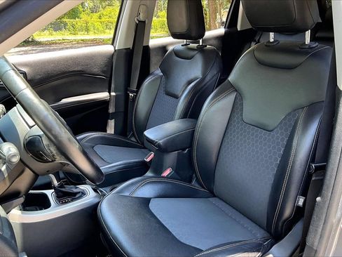 Used 2019 Jeep Compass Latitude w/ Popular Equipment Group FWD image 17