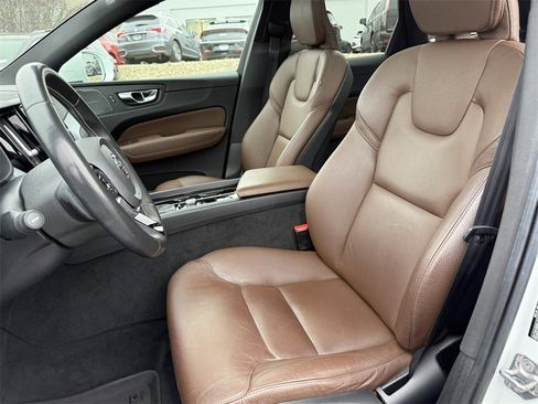 Used 2020 Volvo XC60 T6 Momentum image 15