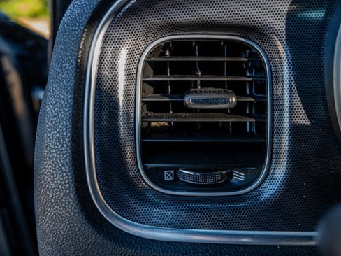 Used 2017 Dodge Charger R/T RWD image 18