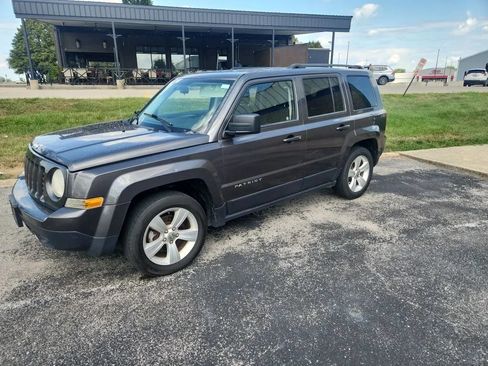 Used 2014 Jeep Patriot Latitude FWD image 3