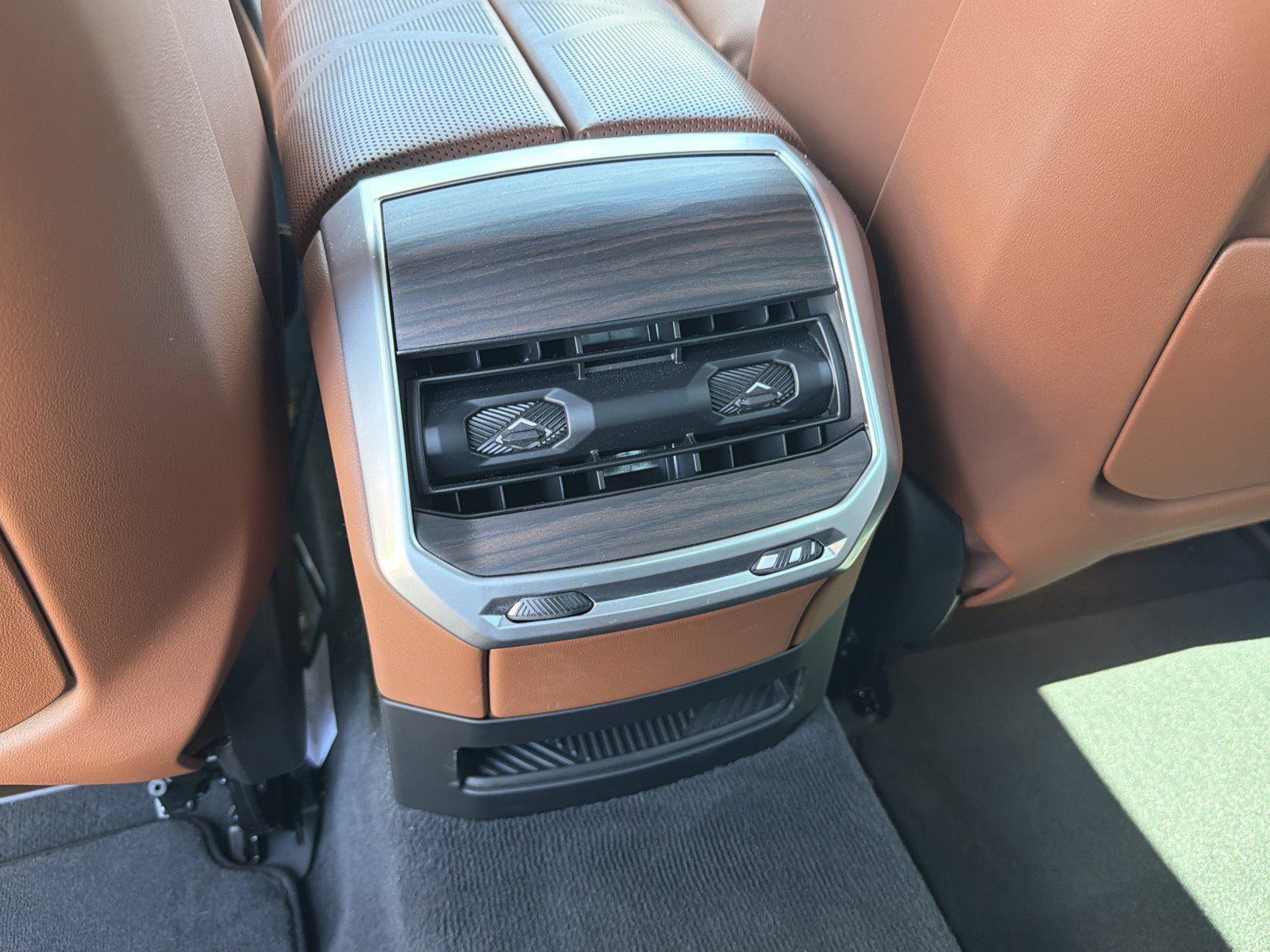 Certified 2024 BMW i7 xDrive60 w/ Executive Package AWD/4WD image 18