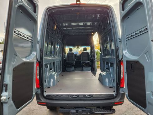 Used 2025 Mercedes-Benz Sprinter 2500 image 15