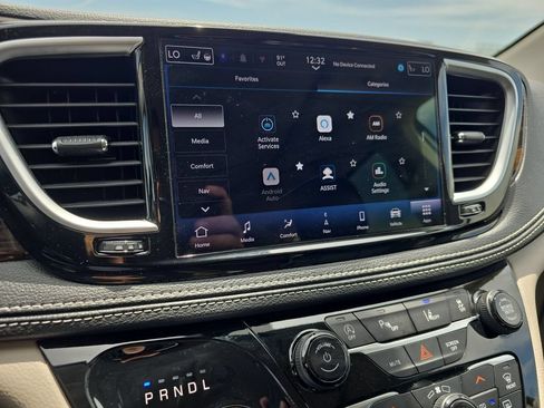 Used 2024 Chrysler Pacifica Limited FWD image 21