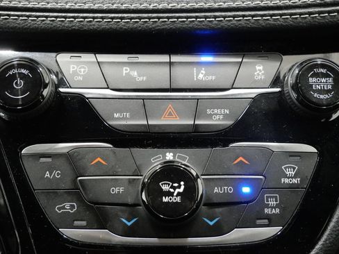 Used 2024 Chrysler Pacifica Limited FWD image 19