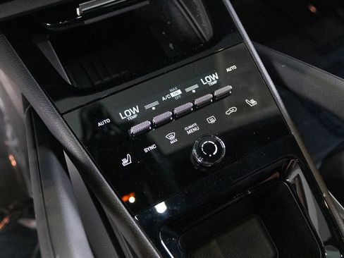 Certified 2025 Porsche Cayenne AWD/4WD image 26