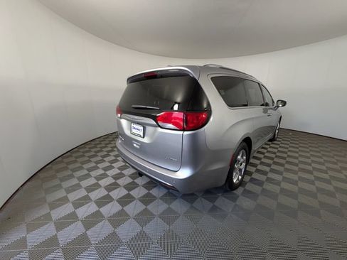 Used 2019 Chrysler Pacifica Limited FWD image 3