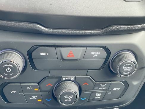 Used 2020 Jeep Renegade Latitude FWD image 23