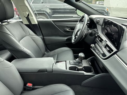 Used 2024 Lexus ES 300h w/ Premium Package FWD image 9