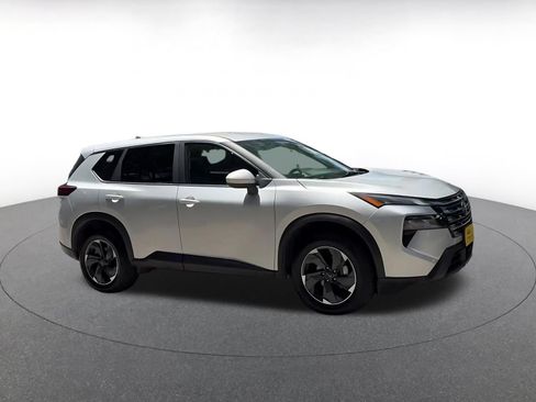 Used 2025 Nissan Rogue SV AWD/4WD image 2