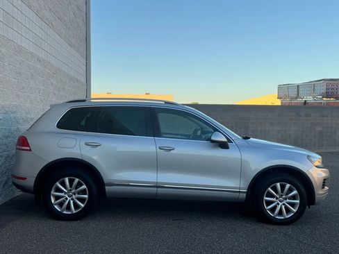 Used 2012 Volkswagen Touareg Sport image 4