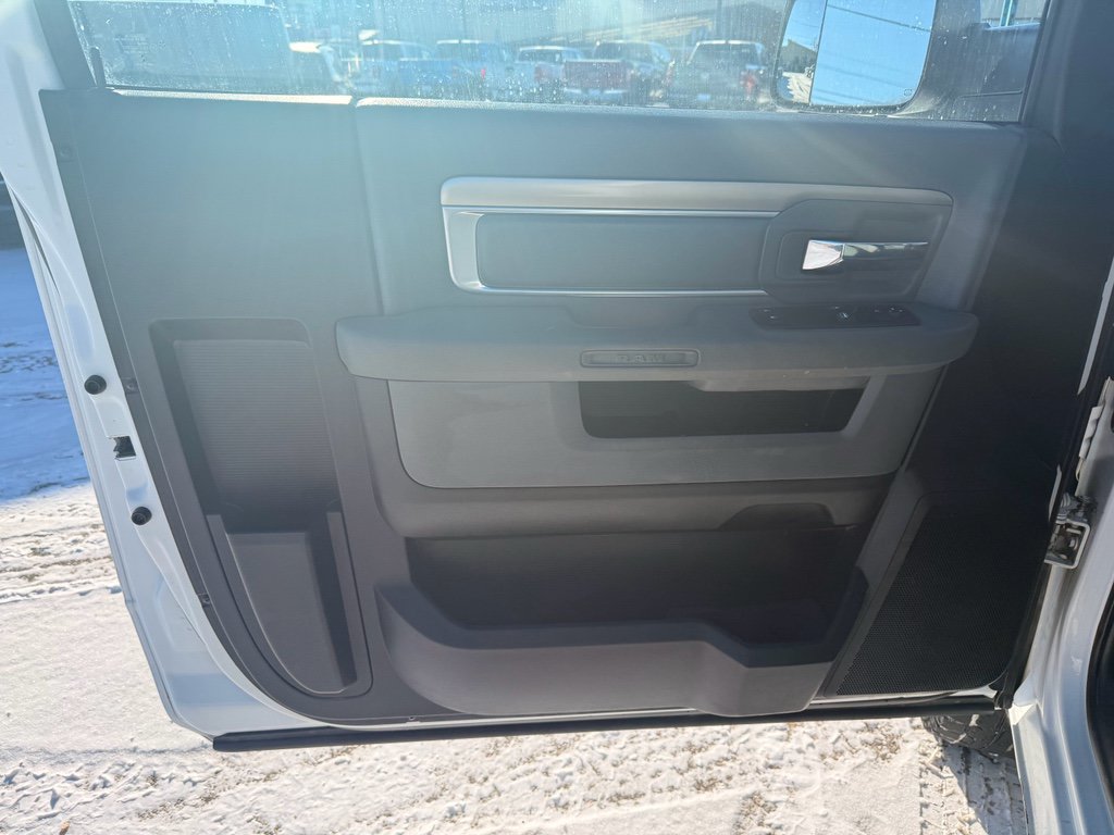 Used 2015 RAM 2500 SLT w/ Luxury Group RWD image 9