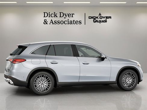 Used 2025 Mercedes-Benz GLC 300 4MATIC image 7