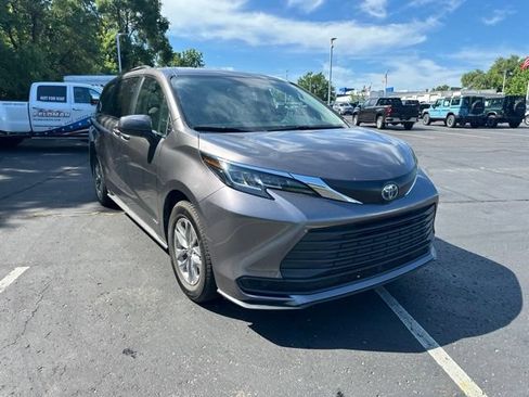 Used 2021 Toyota Sienna LE FWD image 2