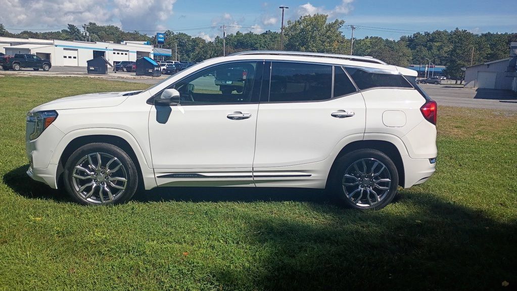 Used 2023 GMC Terrain Denali w/ Denali Premium Package AWD/4WD image 4