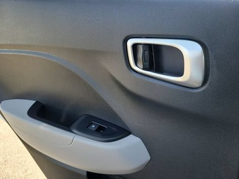 Used 2025 Hyundai Venue SEL FWD image 23