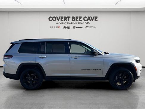 Used 2022 Jeep Grand Cherokee L Limited w/ Black Appearance Package image 11