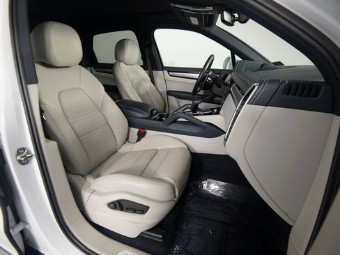 Certified 2023 Porsche Cayenne S Platinum AWD/4WD image 35