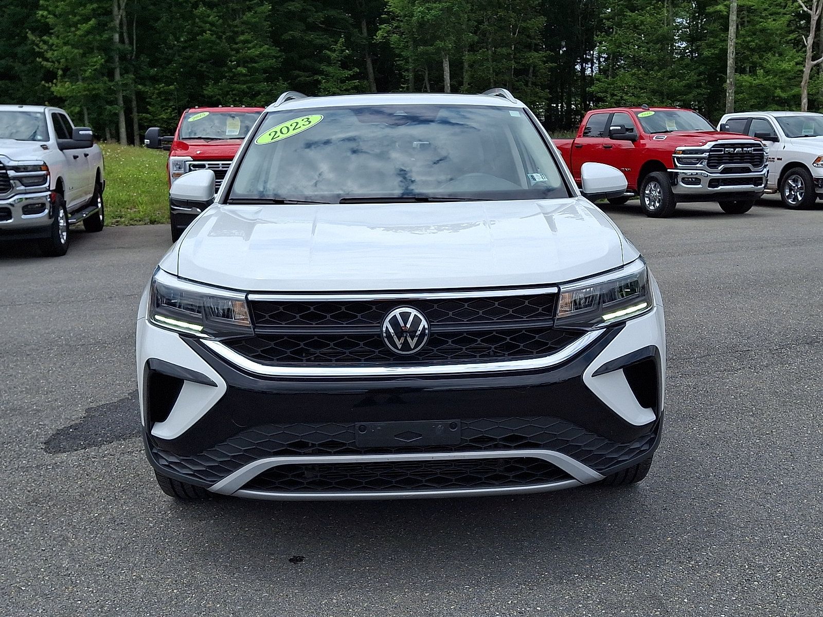 Used 2023 Volkswagen Taos SE w/ Panoramic Sunroof Package AWD/4WD image 2