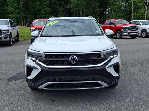 Used 2023 Volkswagen Taos SE w/ Panoramic Sunroof Package AWD/4WD image 2