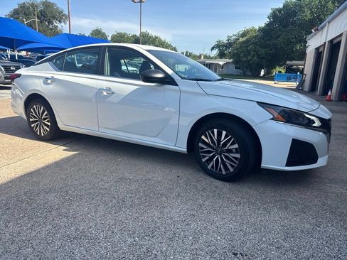 Used 2025 Nissan Altima 2.5 SV AWD/4WD image 3