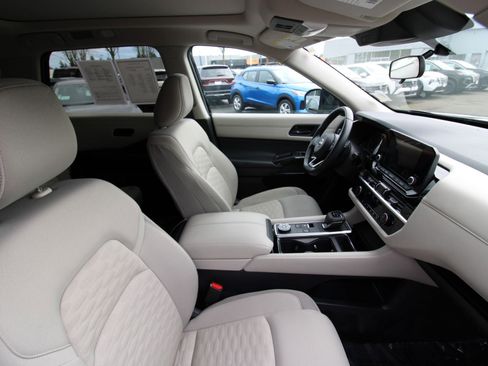 Used 2024 Nissan Pathfinder SV w/ SV Premium Package image 18