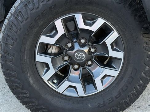 Used 2019 Toyota Tacoma TRD Off-Road image 10