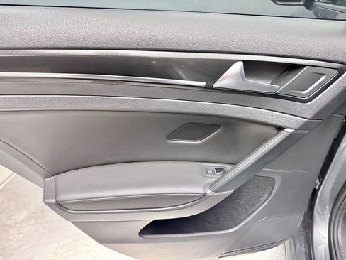 Used 2018 Volkswagen Golf R 4-Door image 17