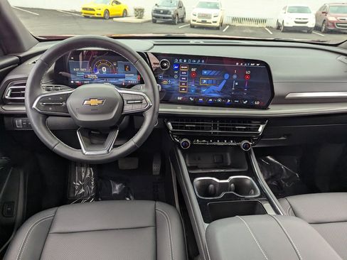 Used 2025 Chevrolet Traverse LT w/ Sun and Wheel Package image 16