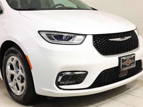 Used 2024 Chrysler Pacifica Limited FWD image 37