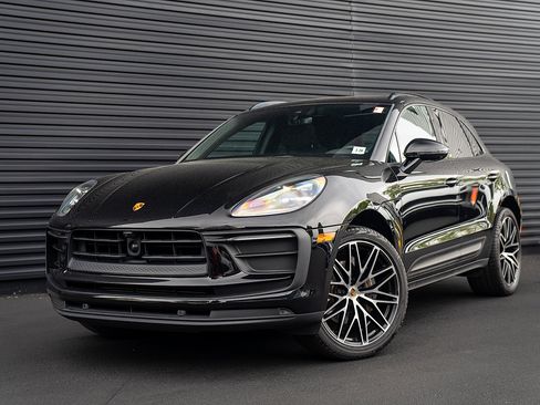 Certified 2023 Porsche Macan AWD/4WD image 1