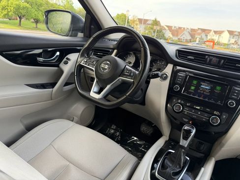 Used 2022 Nissan Rogue Sport SL FWD image 14