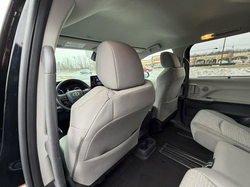 Used 2024 Toyota Sienna LE image 18